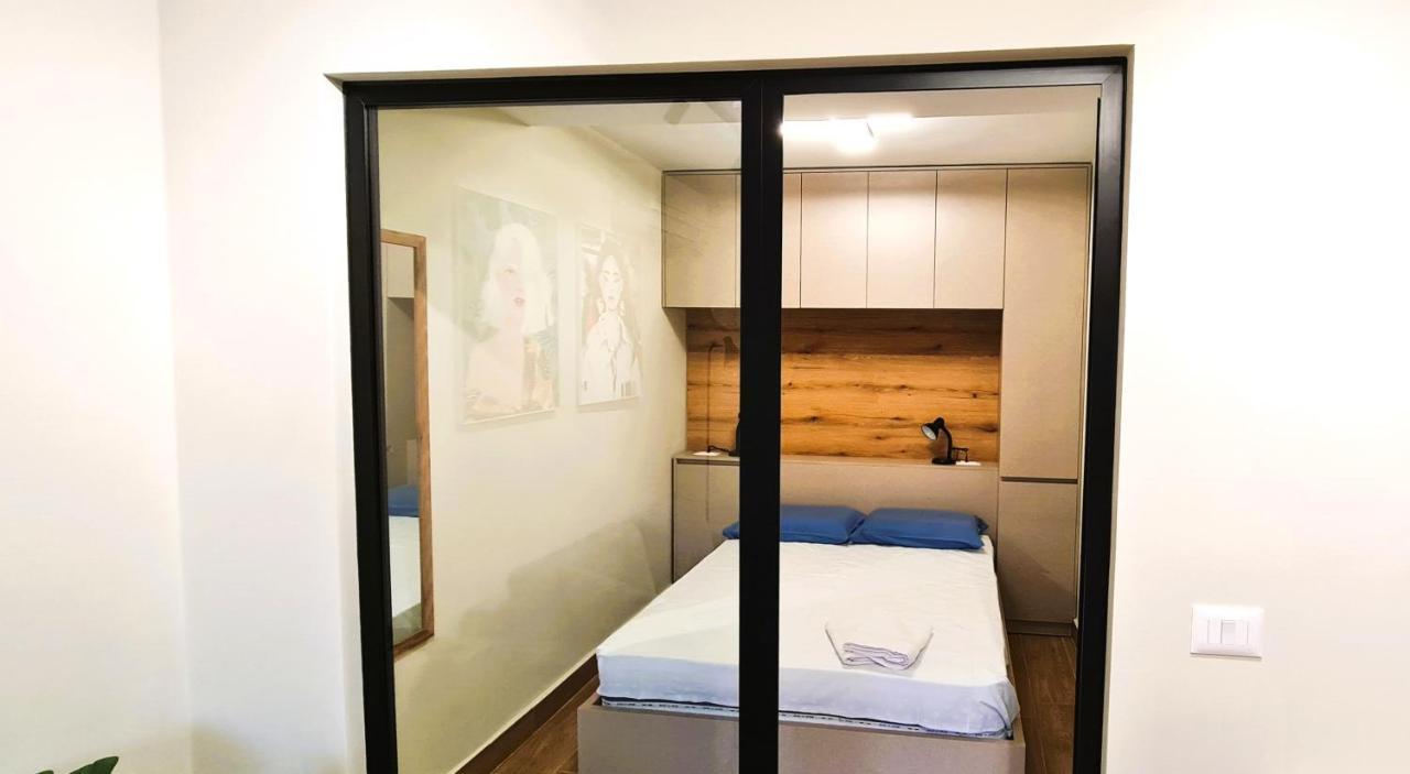 2V1 - Center Apartment 1 Тирана Екстер'єр фото