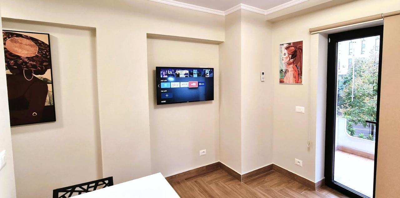 2V1 - Center Apartment 1 Тирана Екстер'єр фото