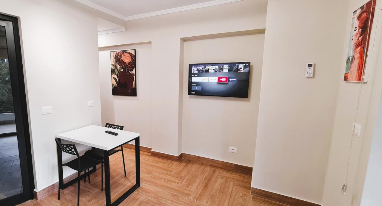 2V1 - Center Apartment 1 Тирана Екстер'єр фото